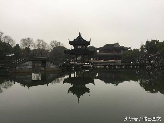 两男子带9扇纱窗去自助洗车店清洗